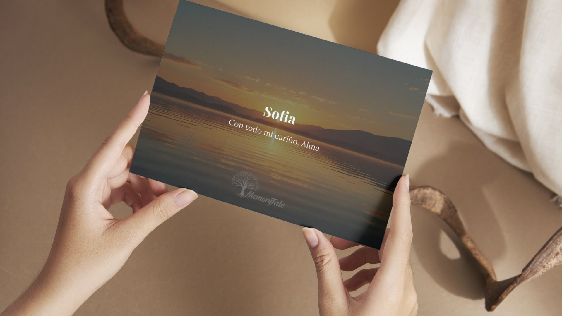 Manos sosteniendo el libro personalizado Sofia