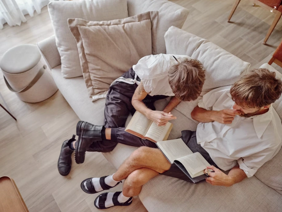 Dos hermanas compartiendo un secreto