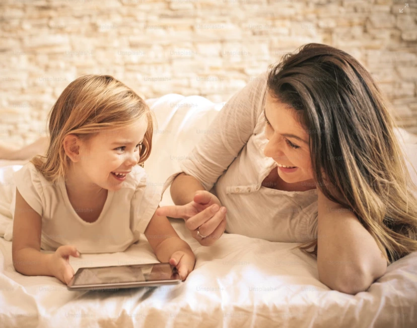 Una madre leyendo un libro a su hija