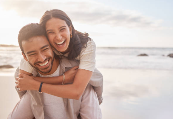 Una pareja feliz abrazándose